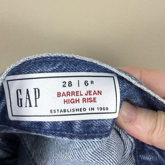 Gap Women's Barrel Leg High Rise Size 28/6R Blue Denim Jeans Distressed - Picture 3 of 5